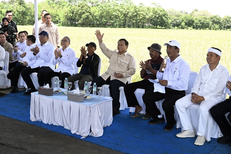 Presiden Prabowo Subianto menghadiri Panen Raya Padi Serentak di 14 provinsi di Majalengka, Jawa Barat, Senin (07/04/2025). (Cahyo/Biro Pers Sekretariat Presiden RI)