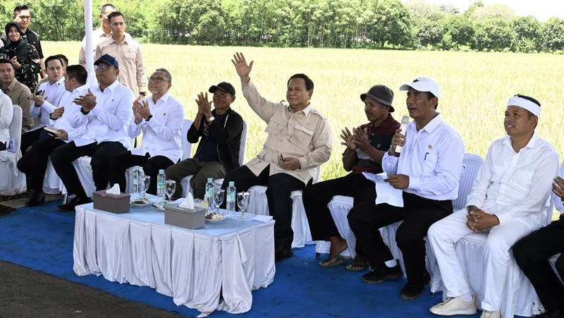 Presiden Prabowo Subianto menghadiri Panen Raya Padi Serentak di 14 provinsi di Majalengka, Jawa Barat, Senin (07/04/2025). (Cahyo/Biro Pers Sekretariat Presiden RI)