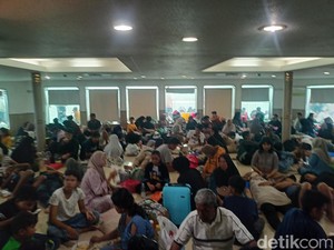 Melihat Suasana dalam Kapal Feri Rute Bakauheni-Merak Dipadati Pemudik