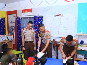 Kepedulian Taruna Akpol Ajari Anak Jalanan Calistung di Tebet Jaksel