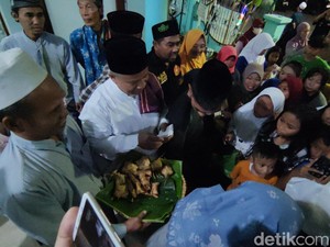 Meriah Tradisi Berebut Kupat Jembut di Pedurungan Semarang