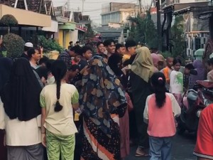 Semarak Tradisi Udik-udik di Gresik, Berebut Koin Saat Lebaran Ketupat
