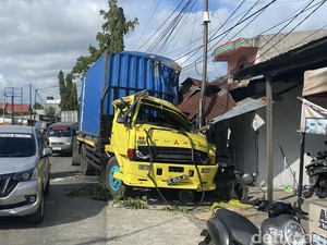 Truk Kontainer Tabrak Tiang Listrik-Rumah Warga di Parepare, Diduga Rem Blong