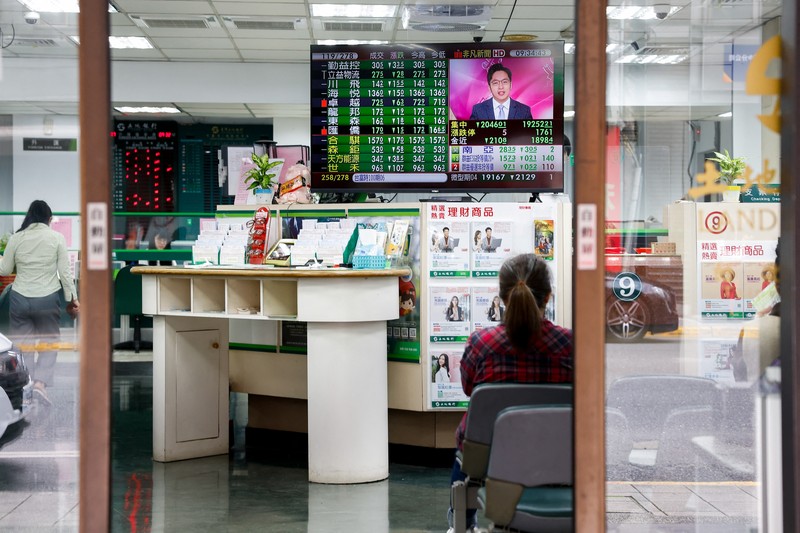 GLOBAL-MARKETS/HONGKONG Tampilan layar indeks saham Hang Seng terlihat di distrik Central, Hong Kong, Cina, 7 April 2025. REUTERS/Tyrone Siu