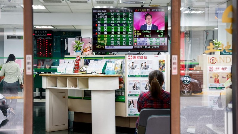 Tampilan layar indeks saham Hang Seng terlihat di distrik Central, Hong Kong, Cina, 7 April 2025. REUTERS/Tyrone Siu