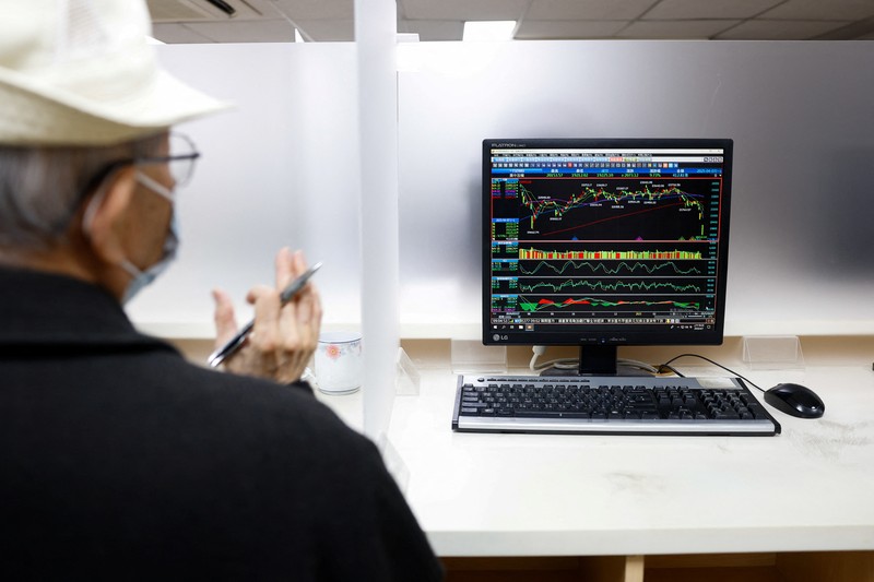 GLOBAL-MARKETS/HONGKONG Tampilan layar indeks saham Hang Seng terlihat di distrik Central, Hong Kong, Cina, 7 April 2025. REUTERS/Tyrone Siu