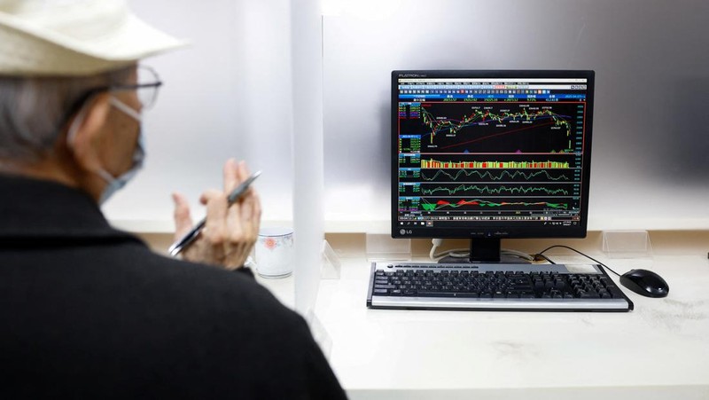 Tampilan layar indeks saham Hang Seng terlihat di distrik Central, Hong Kong, Cina, 7 April 2025. REUTERS/Tyrone Siu