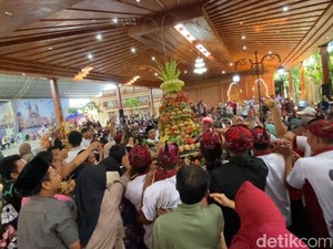 Tumpeng 4 Ribu Ketupat Cokelat Jadi Rebutan Warga di Blitar