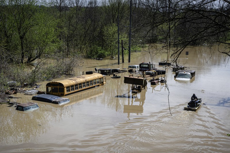 Pemandangan drone menunjukkan daerah yang terendam banjir setelah badai hebat di Dawson Springs, Kentucky, AS, 5 April 2025, dalam tangkapan layar yang diambil dari video selebaran. Pemandangan drone menunjukkan daerah yang terendam banjir setelah badai hebat di Dawson Springs, Kentucky, AS, 5 April 2025, dalam tangkapan layar yang diambil dari video selebaran. (Dawson Springs Police/Handout via REUTERS)