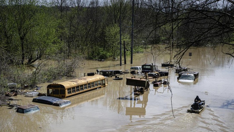 Pemandangan drone menunjukkan daerah yang terendam banjir setelah badai hebat di Dawson Springs, Kentucky, AS, 5 April 2025, dalam tangkapan layar yang diambil dari video selebaran. (Dawson Springs Police/Handout via REUTERS)