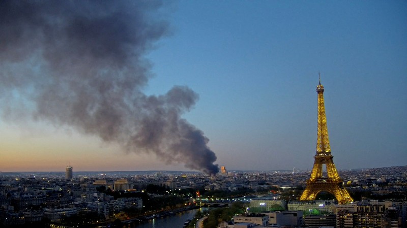 Asap mengepul di atas cakrawala Paris, saat kebakaran terjadi di pusat pembuangan limbah di Boulevard de Douaumont, menurut pemadam kebakaran Paris, dalam tangkapan layar yang diambil dari sebuah video, di Paris, Prancis, 7 April 2025. Asap mengepul di atas cakrawala Paris, saat kebakaran terjadi di pusat pembuangan limbah di Boulevard de Douaumont, menurut pemadam kebakaran Paris, dalam tangkapan layar yang diambil dari sebuah video, di Paris, Prancis, 7 April 2025. (Reuters TV/via REUTERS)