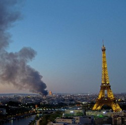 Kebakaran Hebat di Paris, Api Dekati Menara Eiffel