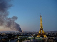 Kebakaran Hebat di Paris, Api Dekati Menara Eiffel