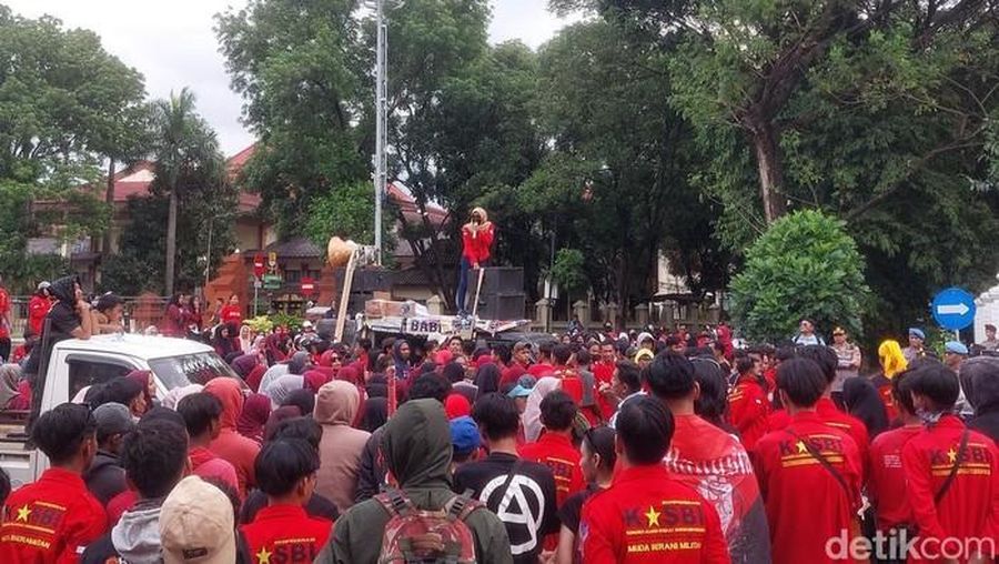 Buruh dari PT Yihong Novatex Indonesia menggelar aksi unjuk rasa di depan kantor Bupati Cirebon, Selasa (11/3/2025). Mereka menuntut keadilan atas pemutusan hubungan kerja (PHK) massal yang dilakukan secara sepihak oleh perusahaan. (detikcom/Devteo Mahardika)