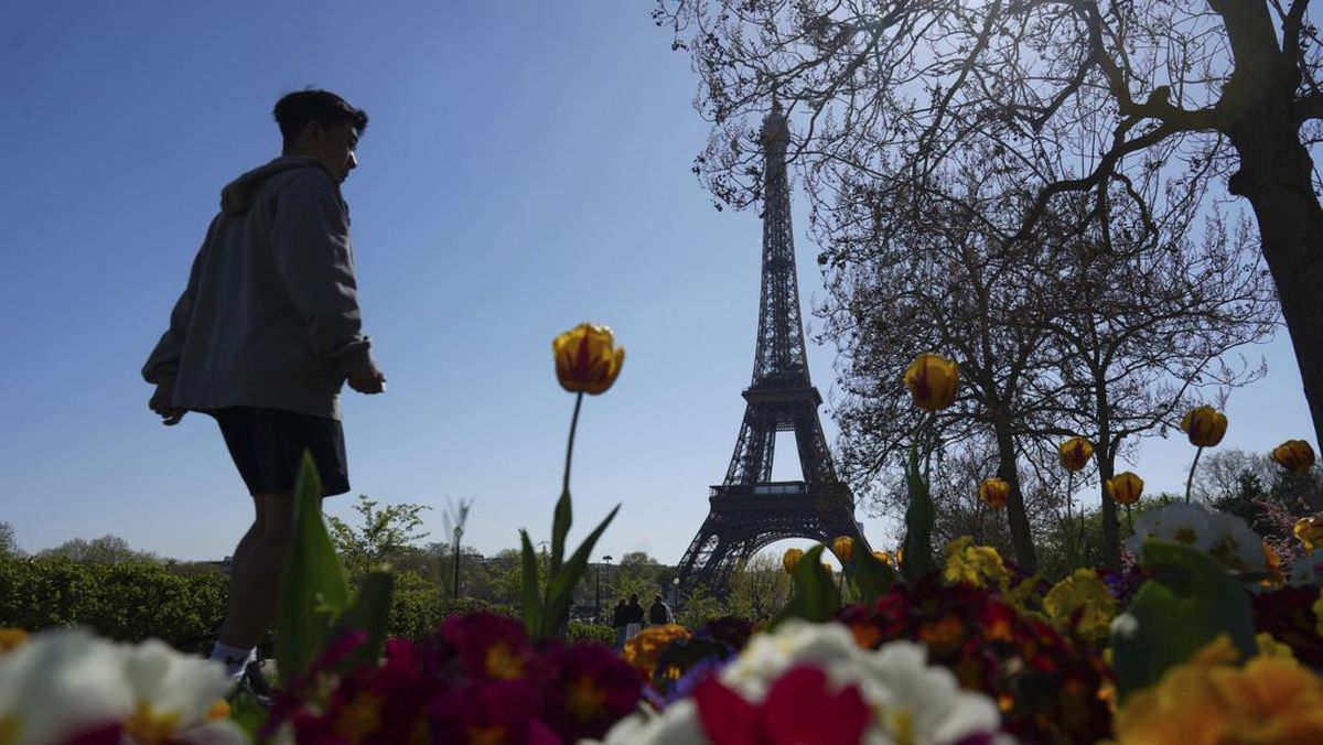 Cat Menara Eiffel Rentan Mengelupas, Ini Penyebabnya Menurut Peneliti
