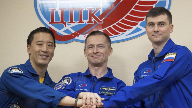 Roket Soyuz milik Rusia sukses meluncur dari kosmodrom Baikonur di Kazakhstan pada Selasa (8/4). (REUTERS/Maxim Shemetov)