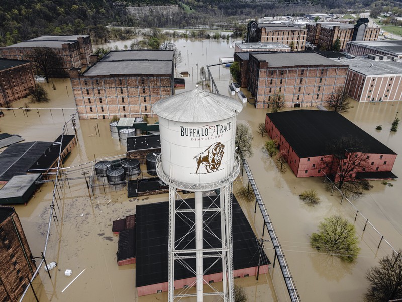 Pemandangan drone menunjukkan daerah yang terendam banjir setelah badai hebat di Dawson Springs, Kentucky, AS, 5 April 2025, dalam tangkapan layar yang diambil dari video selebaran. Pemandangan drone menunjukkan daerah yang terendam banjir setelah badai hebat di Dawson Springs, Kentucky, AS, 5 April 2025, dalam tangkapan layar yang diambil dari video selebaran. (Dawson Springs Police/Handout via REUTERS)