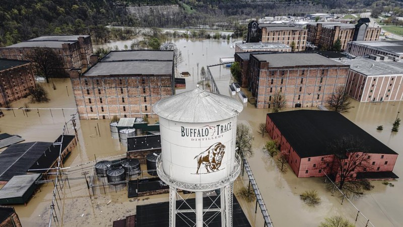 Pemandangan drone menunjukkan daerah yang terendam banjir setelah badai hebat di Dawson Springs, Kentucky, AS, 5 April 2025, dalam tangkapan layar yang diambil dari video selebaran. (Dawson Springs Police/Handout via REUTERS)