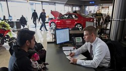 Oknum Sales Mobil Tipu-tipu Konsumen:Tatap Muka di Dealer-Dikasih SPK