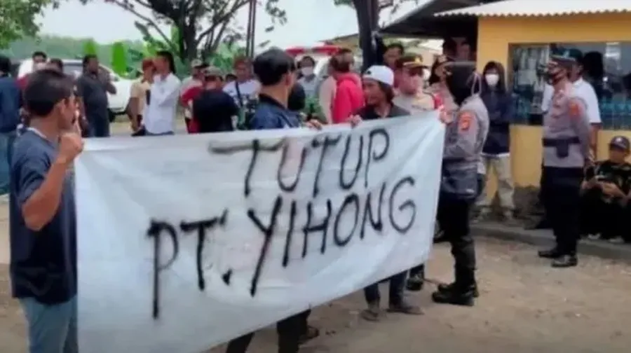 Demo buruh di PT Yihong Novatex Indonesia, perusahaan sablon sepatu asal China di Kabupaten Cirebon setelah memicu PHK massal terhadap seluruh 1.126 karyawan. (Istimewa)