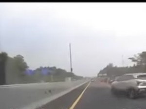 Detik-detik Kecelakaan di Tol Gegara Pemobil Pindah Jalur Sembarangan saat Contraflow