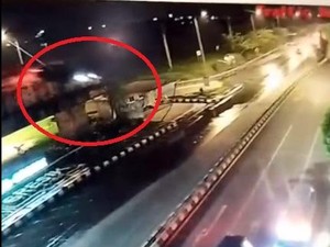 Momen BMW Melayang dari Tol Krian-Gresik gegara Ikuti Google Maps