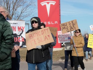 Tesla Babak Belur: Mobil Murah Tak Kunjung Datang, Konsumen Kabur