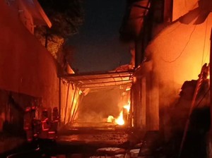 21 Mobil PMK Dikerahkan Padamkan Kebakaran Gudang Sandal Ardiles di Surabaya
