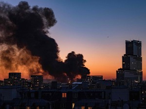 Geger Kebakaran Pabrik di Paris, 200 Petugas Pemadam Dikerahkan