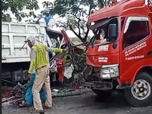 Truk Tangki Pertamina Adu Banteng Dengan Dump Truck, Sopir Terjepit