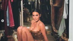 Kim Kardashian Pamer Gaya Tanpa Celana Pakai Korset Bulu