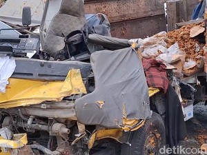 Video Truk Tabrak Truk di Tol Cipularang, Satu Orang Tewas