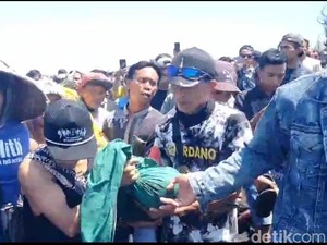 Paman yang Hilang Terseret Ombak Pantai Bambang Lumajang Ditemukan Tewas
