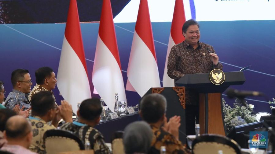 Menko Perekonomian Airlangga Hartarto memberi pemaparan di acara Sarasehan Ekonomi bersama Presiden RI dengan tema