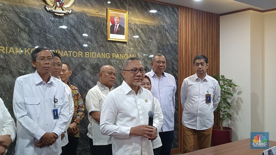 Menteri Koordinator Bidang Pangan, Zulkifli Hasan saat ditemui di kantornya usai kegiatan Halal Bi Halal, Selasa (8/4/2025). (CNBC Indonesia/Martyasari Rizky)