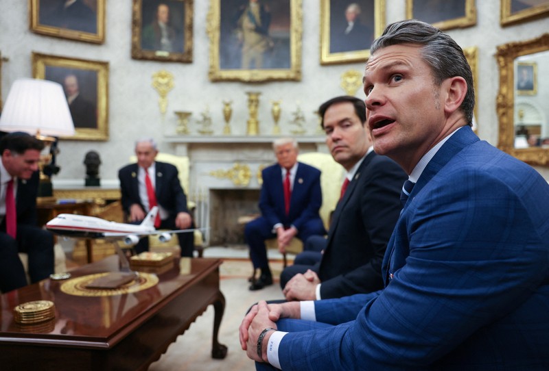 Presiden AS Donald Trump terlihat di samping kendaraan dinas di luar Gedung Putih pada hari Trump dan Perdana Menteri Israel Benjamin Netanyahu menghadiri pertemuan, di Washington, AS, 7 April 2025. (REUTERS/Kevin Mohatt) Presiden AS Donald Trump terlihat di samping kendaraan dinas di luar Gedung Putih pada hari Trump dan Perdana Menteri Israel Benjamin Netanyahu menghadiri pertemuan, di Washington, AS, 7 April 2025. (REUTERS/Kevin Mohatt)