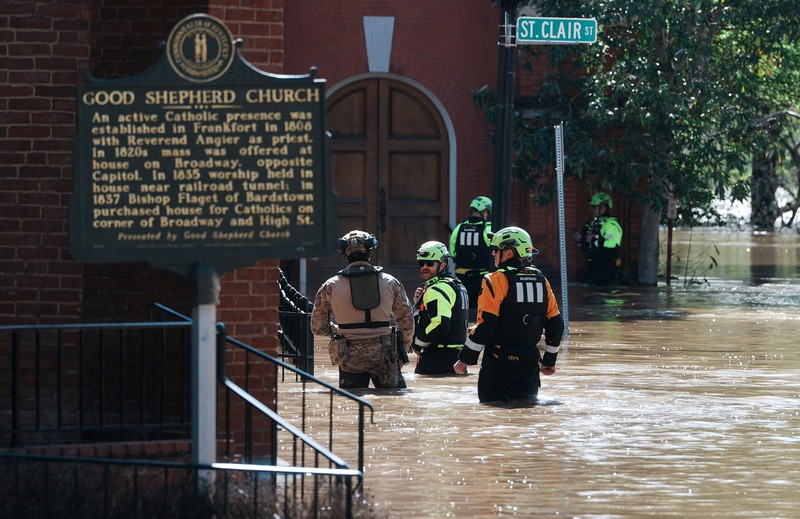 Pemandangan drone menunjukkan daerah yang terendam banjir setelah badai hebat di Dawson Springs, Kentucky, AS, 5 April 2025, dalam tangkapan layar yang diambil dari video selebaran. (Dawson Springs Police/Handout via REUTERS)