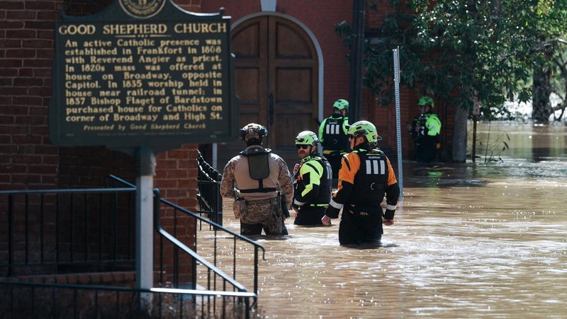 Pemandangan drone menunjukkan daerah yang terendam banjir setelah badai hebat di Dawson Springs, Kentucky, AS, 5 April 2025, dalam tangkapan layar yang diambil dari video selebaran. (Dawson Springs Police/Handout via REUTERS)