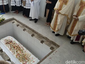 Jenazah Uskup Petrus Turang Dimakamkan di Sebelah Gregorius Monteiro