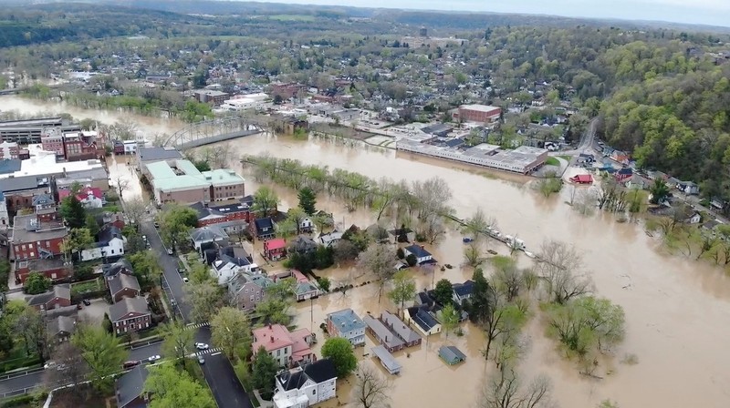Pemandangan drone menunjukkan daerah yang terendam banjir setelah badai hebat di Dawson Springs, Kentucky, AS, 5 April 2025, dalam tangkapan layar yang diambil dari video selebaran. Pemandangan drone menunjukkan daerah yang terendam banjir setelah badai hebat di Dawson Springs, Kentucky, AS, 5 April 2025, dalam tangkapan layar yang diambil dari video selebaran. (Dawson Springs Police/Handout via REUTERS)