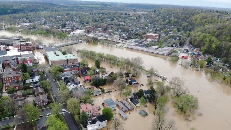 Pemandangan drone menunjukkan daerah yang terendam banjir setelah badai hebat di Dawson Springs, Kentucky, AS, 5 April 2025, dalam tangkapan layar yang diambil dari video selebaran. (Dawson Springs Police/Handout via REUTERS)