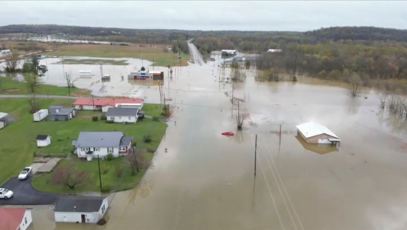 Pemandangan drone menunjukkan daerah yang terendam banjir setelah badai hebat di Dawson Springs, Kentucky, AS, 5 April 2025, dalam tangkapan layar yang diambil dari video selebaran. Pemandangan drone menunjukkan daerah yang terendam banjir setelah badai hebat di Dawson Springs, Kentucky, AS, 5 April 2025, dalam tangkapan layar yang diambil dari video selebaran. (Dawson Springs Police/Handout via REUTERS)