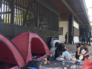 Tolak UU TNI, Pendemo Dirikan Tenda di Pintu Masuk DPR