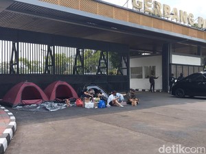 Satpol PP Buka Suara Usai Bongkar Tenda Massa Aksi Tolak UU TNI di Depan DPR