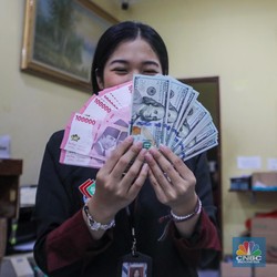 NIlai Tukar Rupiah Makin Turun, Dolar AS Hampir ke Rp16.500