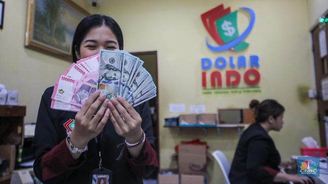 Pergolakan AS-China Bikin Rupiah Kuat, Dolar Turun ke Rp16.800