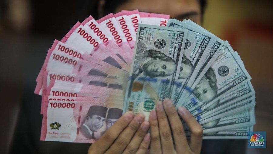 Petugas menjunjukkan uang pecahan dolar AS dan rupiah di Dolarindo Money Changer, Jakarta, Selasa (8/4/2025). Petugas menjunjukkan uang pecahan dolar AS dan rupiah di Dolarindo Money Changer, Jakarta, Selasa (8/4/2025). (²©²ÊÍøÕ¾/Faisal Rahman)
