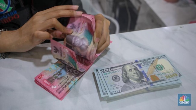 Rupiah Ditutup Melemah, Nilai Tukar Dolar AS Naik ke Rp16.810