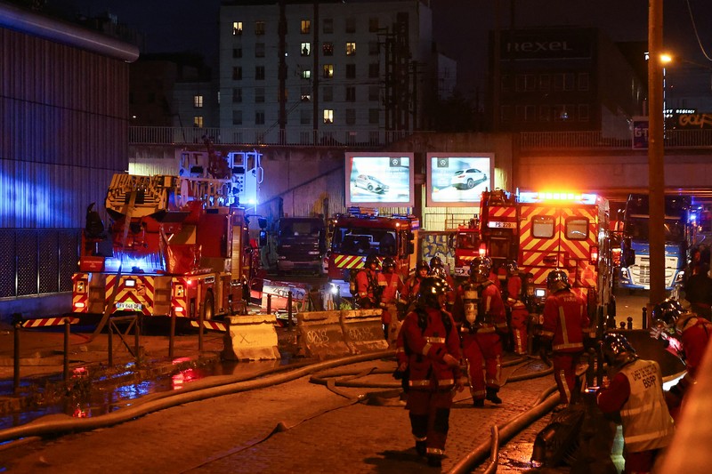 Asap mengepul di atas cakrawala Paris, saat kebakaran terjadi di pusat pembuangan limbah di Boulevard de Douaumont, menurut pemadam kebakaran Paris, dalam tangkapan layar yang diambil dari sebuah video, di Paris, Prancis, 7 April 2025. (Reuters TV/via REUTERS)