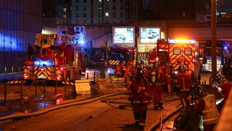 Asap mengepul di atas cakrawala Paris, saat kebakaran terjadi di pusat pembuangan limbah di Boulevard de Douaumont, menurut pemadam kebakaran Paris, dalam tangkapan layar yang diambil dari sebuah video, di Paris, Prancis, 7 April 2025. (Reuters TV/via REUTERS)